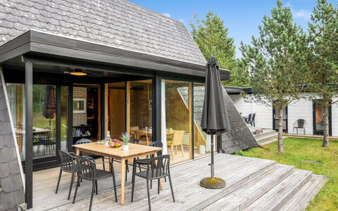 Peta - 1.6Km from the Sea: Dak, Huis, Huis, Verblijf, Deur, Siding, Landgoed, Gazon, Werf, Veranda