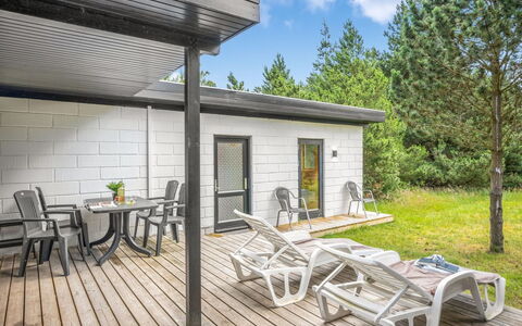 Peta - 1.6Km from the Sea: Dak, Huis, Huis, Verblijf, Deur, Siding, Landgoed, Gazon, Werf, Veranda