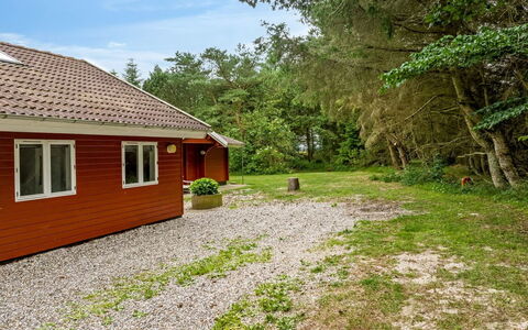 Aisling - 700M from the Sea: Blauw, Struik, Verblijf, Groundcover, Tuin, Landgoed, Schaduw, Landscaping, Boerderij, Eco Hotel