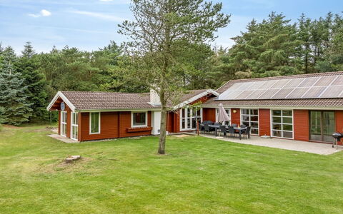 Aisling - 700M from the Sea: Blauw, Struik, Verblijf, Groundcover, Tuin, Landgoed, Schaduw, Landscaping, Boerderij, Eco Hotel