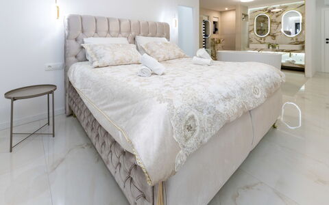 Noel: Bed, Interieur Ontwerp, Slaapkamer, Meubilair, Flooring, Verdieping, Bedding, Laken, Linens, Textiel