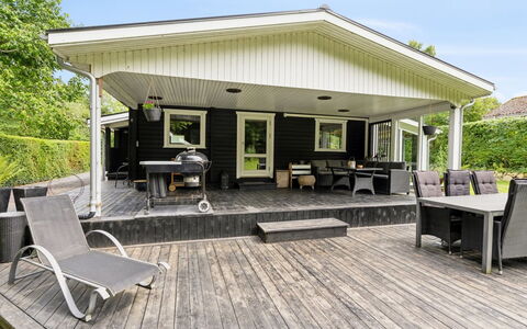 Araminta - 800M from the Sea: Meubilair, Interieur Ontwerp, Flooring, Verdieping, Plafond, Kamer, Stoel, Tafel, Appartement, Keuken En Eettafel