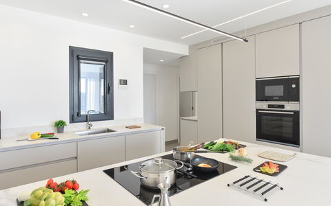 Yucas 1: Tafel, Eigendom, Gebouw, Venster, Tableware, Cabinetry, Interieur Ontwerp, Keuken, Hout, Flooring