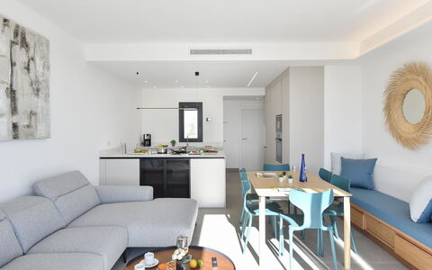 Yucas 1: Tafel, Meubilair, Bankstel, Eigendom, Woonkamer, Verlichting, Interieur Ontwerp, Fotolijst, Verdieping