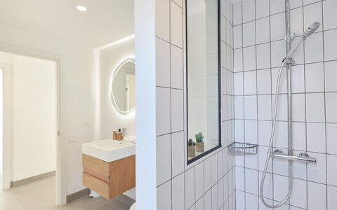 Yucas 1: Loodgieterswerkinrichting, Kraan, Spiegel, Wastafel, Badkamer, Gebouw, Interieur Ontwerp, Hout, Verdieping