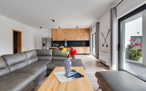 Villa Klaudio: Fabriek, Eigendom, Meubilair, Bloem, Bankstel, Kamerplant, Comfort, Tafel, Hout, Interieur Ontwerp