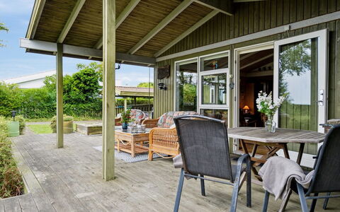 Konsta - 50M from the Sea: Hout, Dak, Architectuur, Huis, Huis, Verblijf, Siding, Hardwood, Helling, Landgoed