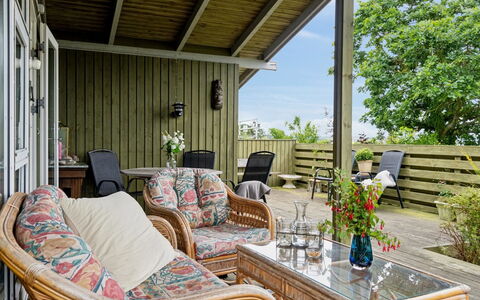 Konsta - 50M from the Sea: Hout, Dak, Architectuur, Huis, Huis, Verblijf, Siding, Hardwood, Helling, Landgoed