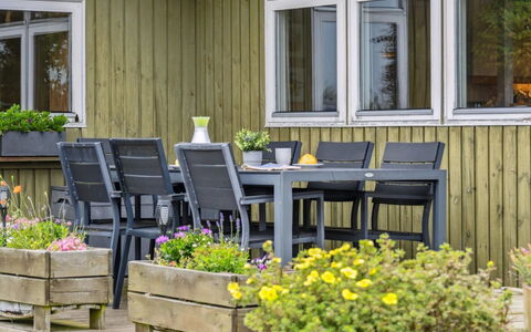 Konsta - 50M from the Sea: Hout, Dak, Architectuur, Huis, Huis, Verblijf, Siding, Hardwood, Helling, Landgoed
