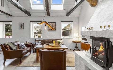 Thorgot - 3Km from the Sea: Meubilair, Interieur Ontwerp, Hout, Flooring, Plafond, Woonkamer, Bankstel, Verlichting, Stoel, Kamer