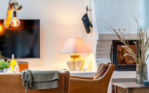 Thorgot - 3Km from the Sea: Meubilair, Interieur Ontwerp, Muur, Woonkamer, Huis, Bankstel, Verlichting, Kamer, Lichte Inrichting, Fotolijst