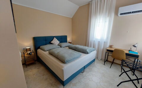 Buk City Apartments * * *: Hout, Textiel, Slaapkamer, Verdieping, Interieur Ontwerp, Flooring, Laken, Bed, Bedding, Kamer
