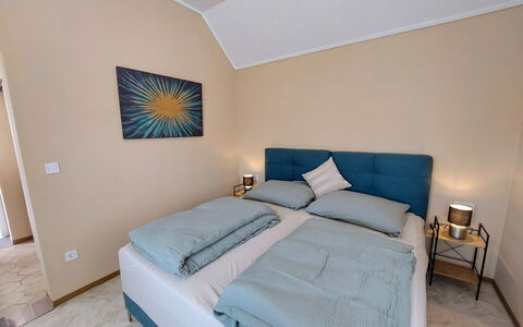 Buk City Apartments * * *: Meubilair, Interieur Ontwerp, Hout, Slaapkamer, Bed, Verdieping, Flooring, Textiel, Kamer, Linens