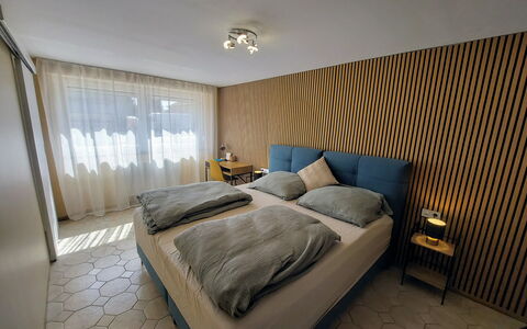 Buk City Apartments * * *: Meubilair, Interieur Ontwerp, Bed, Flooring, Slaapkamer, Verdieping, Muur, Hout, Plafond, Bedding