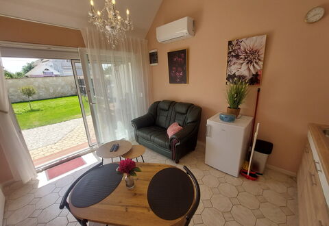 Buk City Apartments * * *: Meubilair, Flooring, Interieur Ontwerp, Verdieping, Verlichting, Kamer, Woonkamer, Huis, Stoel, Plafond