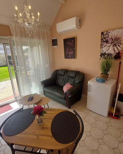 Buk City Apartments * * *: Meubilair, Flooring, Interieur Ontwerp, Verdieping, Verlichting, Kamer, Woonkamer, Huis, Stoel, Plafond