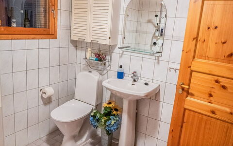 Villa Wirtanen: Wastafel In De Badkamer, Badkamer, Loodgieterswerkinrichting, Wastafel, Wc Bril, Flooring, Toilet, Interieur Ontwerp, Verdieping, Kraan