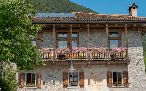 La Meridiana: Muur, Huis, Deur, Balkon, Verblijf, Bergketen, Vallei, Stenen Muur, Bergdorp, Kamerplant