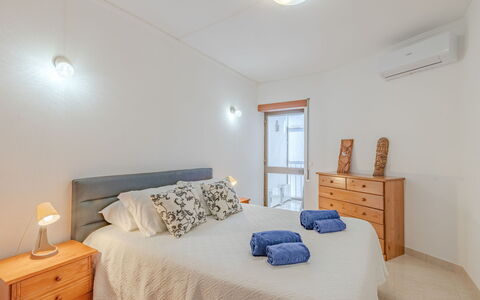 Excellent Seafront & Seaview: Meubilair, Interieur Ontwerp, Bed, Flooring, Slaapkamer, Verdieping, Hout, Plafond, Kamer, Laken