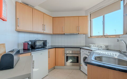 Excellent Seafront & Seaview: Keuken, Flooring, Interieur Ontwerp, Major Appliance, Countertop, Cabinetry, Verdieping, Toestel Van De Keuken, Appartement, Meubilair
