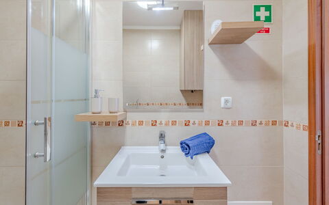 Excellent Seafront & Seaview: Flooring, Loodgieterswerkinrichting, Wastafel In De Badkamer, Badkamer, Verdieping, Interieur Ontwerp, Wastafel, Kraan, Badkamerkast, Loodgieter