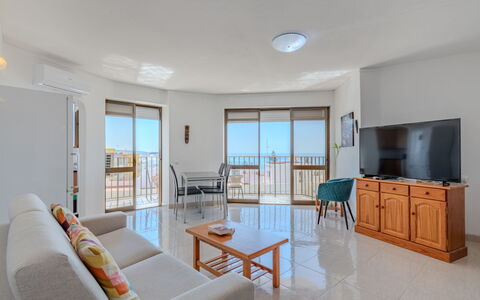 Excellent Seafront & Seaview: Appartement, Zee, Balkon, Condominium, Hardwood, Beits, Hotel