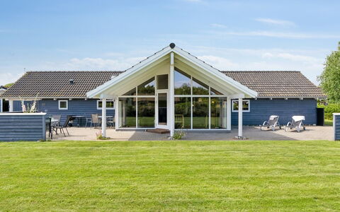 Edzard - 800M from the Sea: Meubilair, Interieur Ontwerp, Flooring, Verdieping, Plafond, Kamer, Stoel, Tafel, Appartement, Keuken En Eettafel