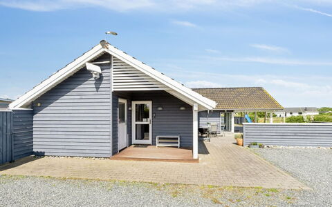 Edzard - 800M from the Sea: Meubilair, Interieur Ontwerp, Flooring, Verdieping, Plafond, Kamer, Stoel, Tafel, Appartement, Keuken En Eettafel