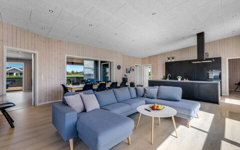 Marius - 400M from the Sea: Hout, Huis, Houten Vloer, Hardwood, Plank, Woonkamer, Natuurlijk Materiaal, Ontwerp, Beits