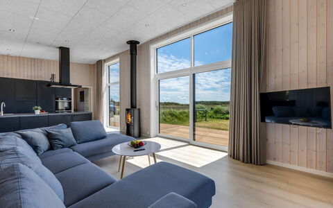 Marius - 400M from the Sea: Hout, Flooring, Verdieping, Woonkamer, Plafond, Houten Vloer, Bankstel, Appartement, Hardwood