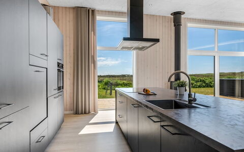 Marius - 400M from the Sea: Keuken, Countertop, Flooring, Interieur Ontwerp, Hout, Cabinetry, Verdieping, Meubilair, Plafond, Houten Vloer