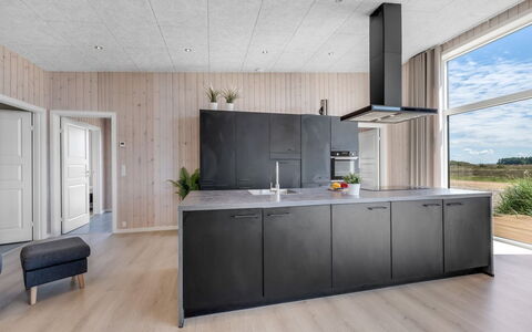 Marius - 400M from the Sea: Keuken, Flooring, Countertop, Hout, Verdieping, Interieur Ontwerp, Cabinetry, Toestel Van De Keuken, Meubilair, Plafond
