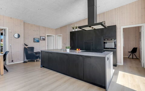 Marius - 400M from the Sea: Keuken, Hout, Flooring, Countertop, Plafond, Verdieping, Houten Vloer, Interieur Ontwerp, Meubilair, Cabinetry