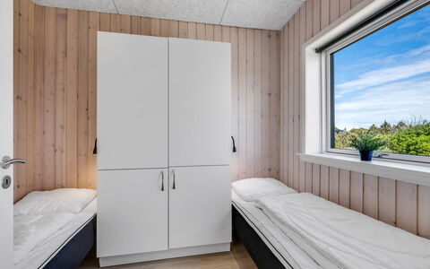 Marius - 400M from the Sea: Hout, Slaapkamer, Verdieping, Flooring, Bed, Interieur Ontwerp, Plafond, Laken, Bedding, Kamer