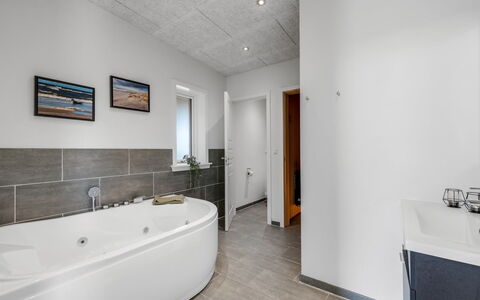 Marius - 400M from the Sea: Flooring, Loodgieterswerkinrichting, Verdieping, Plafond, Interieur Ontwerp, Badkamer, Loodgieter, Wastafel, Kraan, Kamer