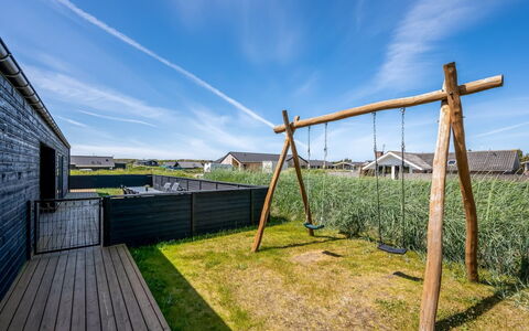 Marius - 400M from the Sea: Lucht, Land Lot, Plank, Hek, Gazon, Schaduw, Werf, Home Schermen, Backyard, Hardwood