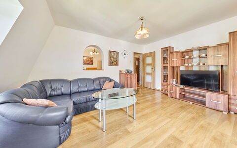 Desná V Jizerských Horách 841: Meubilair, Flooring, Interieur Ontwerp, Hout, Verdieping, Bankstel, Plafond, Houten Vloer, Kamer, Woonkamer