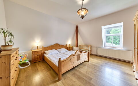 Desná V Jizerských Horách 841: Hout, Flooring, Plafond, Slaapkamer, Interieur Ontwerp, Verdieping, Houten Vloer, Bed, Kamer, Laken