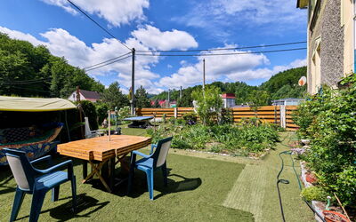 Desná V Jizerských Horách 841: Tuin, Backyard, Schaduw, Buitentafel, Werf, Buitenmeubels, Stoel, Landscaping, Binnenplaats, Eco Hotel