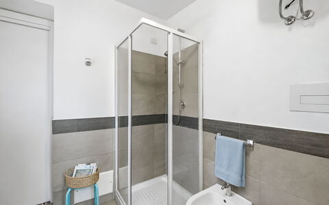 La Casa dei Nonni: Flooring, Verdieping, Interieur Ontwerp, Kamer, Plafond, Loodgieterswerkinrichting, Appartement, Wastafel, Kraan, Loodgieter