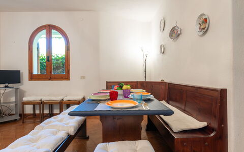 Approdo: Meubilair, Tafel, Eigendom, Hout, Interieur Ontwerp, Venster, Hardwood, Flooring, Evenement, Fotolijst