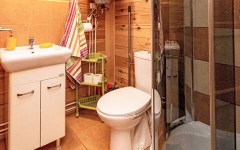 Zacisze Bałtyku: Wc Bril, Toilet, Loodgieterswerkinrichting, Wastafel In De Badkamer, Badkamer, Hout, Interieur Ontwerp, Flooring, Wastafel, Verdieping