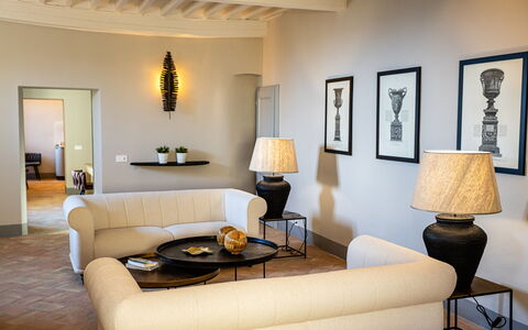 Appartamento Vagnucci: Fotolijst, Meubilair, Eigendom, Bankstel, Tafel, Comfort, Lamp, Interieur Ontwerp, Hout, Verlichting