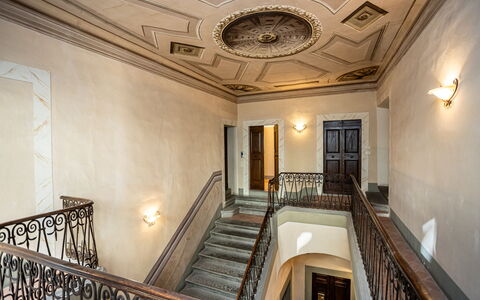 Appartamento Vagnucci: Eigendom, Fotolijst, Licht, Hout, Trap, Verlichting, Interieur Ontwerp, Architectuur, Hal, Gebouw