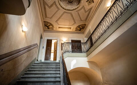 Appartamento Vagnucci: Eigendom, Gebouw, Interieur Ontwerp, Trap, Architectuur, Hout, Venster, Huis, Plafond, Symmetrie