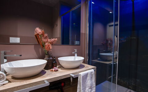 Villa Paradise: Kraan, Eigendom, Loodgieterswerkinrichting, Meubilair, Wastafel, Gebouw, Purper, Badkamer, Spiegel, Interieur Ontwerp