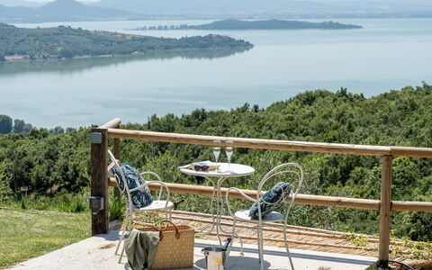 Villa Paradise: Water, Lucht, Fabriek, Meer, Berg, Buitenmeubels, Stoel, Tafel, Boom, Vrije Tijd