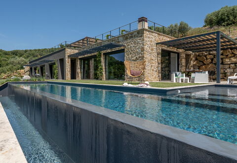 Villa Paradise: Water, Lucht, Eigendom, Azure, Zwemwater, Gebouw, Fabriek, Zwembad, Vrije Tijd, Boom