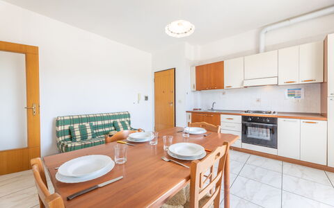 Apartment Balcony Sea View - Gallipoli: Meubilair, Cabinetry, Tafel, Countertop, Hout, Stoel, Toestel Van De Keuken, Flooring, Verdieping, Beits