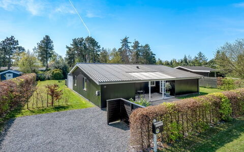 Ansine - 500M from the Sea: Hout, Dak, Architectuur, Huis, Huis, Verblijf, Siding, Hardwood, Helling, Landgoed